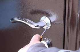 Замена дверной ручки металлической двери в Новочебоксарске